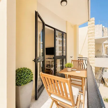 Spacious 2 Bedroom Hyacinth Flat 5 *