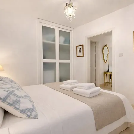 아파트 Spacious 2 Bedroom Hyacinth Flat 5 *