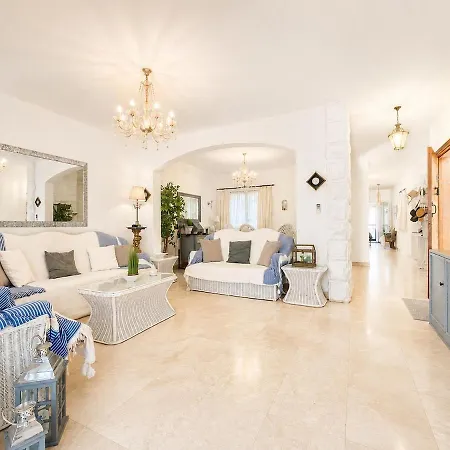 Spacious 2 Bedroom Hyacinth Flat 5 *
