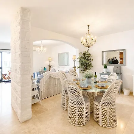 Spacious 2 Bedroom Hyacinth Flat 5